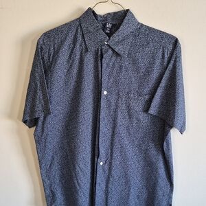 GAP Men's Short Sleeve Button-Up Shirt in Navy with Micro Print